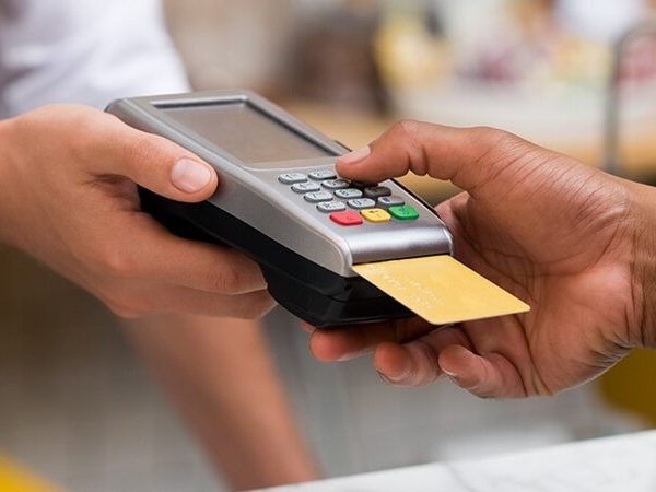 Taxas da Maquininha de Cartão: Como Esse Custo Oculto Engole o Lucro do Seu Negócio (E a Solução para a Legalidade)