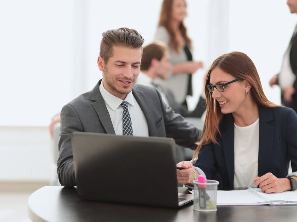 Mas será que abrir uma empresa com sócio vale a pena? É isso que abordamos no decorrer deste texto, e buscamos explicar como funciona.