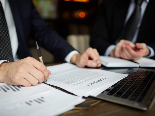 Como elaborar contratos de prestação de serviços: cuidados jurídicos e tributários
