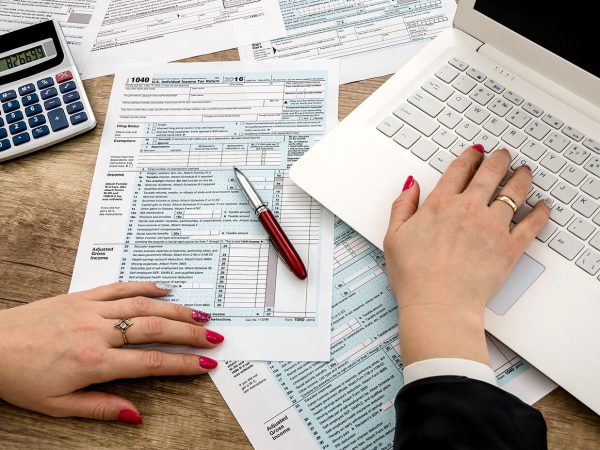 Por meio do nosso artigo você irá aprender sobre a obrigatoriedade da emissão de notas fiscais eletrônicas para pequenas. Portanto, acompanhe com atenção!