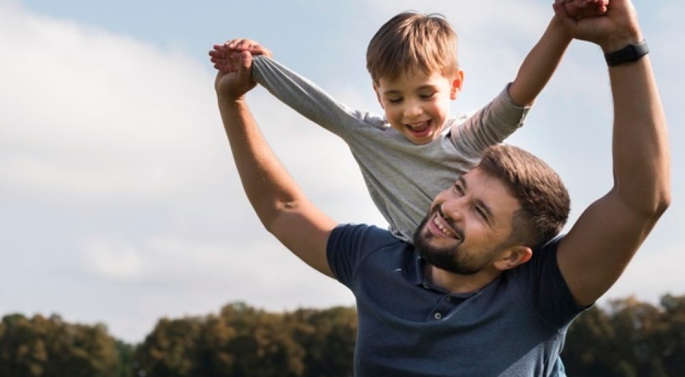 pai-e-filho-se-divertindo-no-parque_23-2148684657